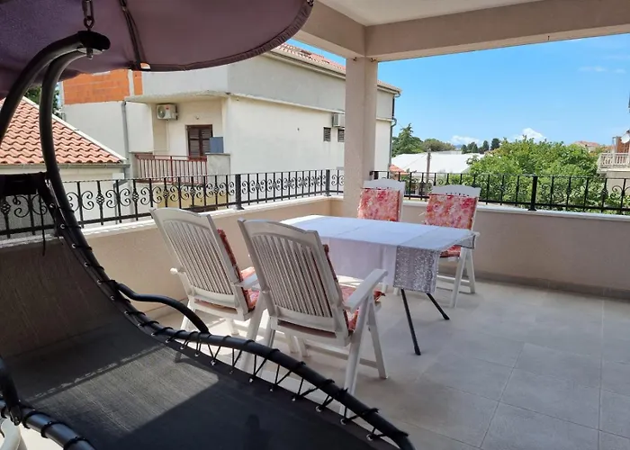 Bonbon 2 * Биоград-на-Мору